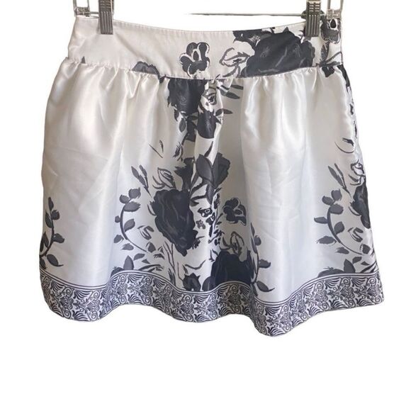 Twenty-One Black/White Floral Print Satiny Skirt. Size Medium. - Picture 2 of 6